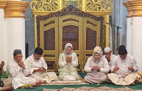 Pasangan Rudi-Rafiq Ziarah ke Penyengat, Memohon Restu Zuriat Raja Ali Haji Usai Ambil Nomor Urut Pasangan Rudi-Rafiq Ziarah ke Penyengat, Memohon Restu Zuriat Raja Ali Haji Usai Ambil Nomor Urut