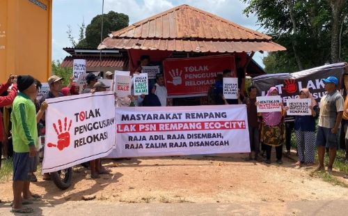 Warga Pulau Rempang Rebut Kembali Pos Anak Sekolah di Simpang Dapur Enam Warga Pulau Rempang Rebut Kembali Pos Anak Sekolah di Simpang Dapur Enam