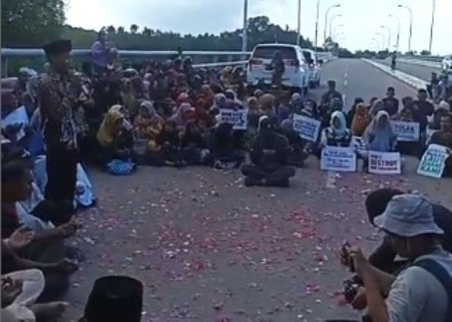tragedi 1 tahun rempang Satu Tahun Pasca Penyerangan: Warga Pulau Rempang Gelar Peringatan dengan Tabur Bunga di Jembatan IV Barelang
