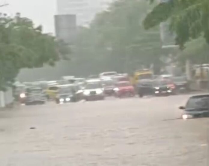 Hujan Deras Landa Batam, Sejumlah Kawasan Terendam Banjir dan Kemacetan Parah Pun Terjadi