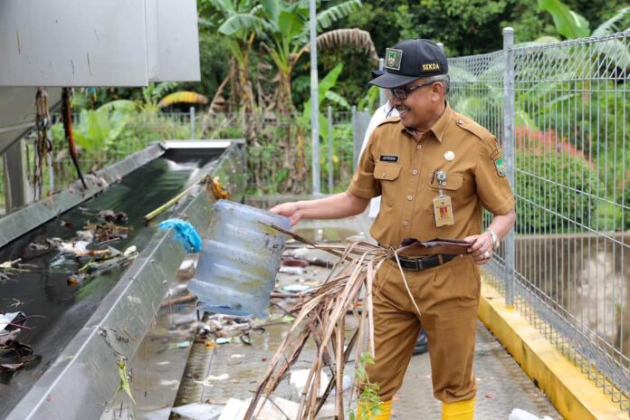 Batam Dilanda Banjir: Ini Temuan Jefridin Saat Sidak Banjir di Duta Mas Batam Center