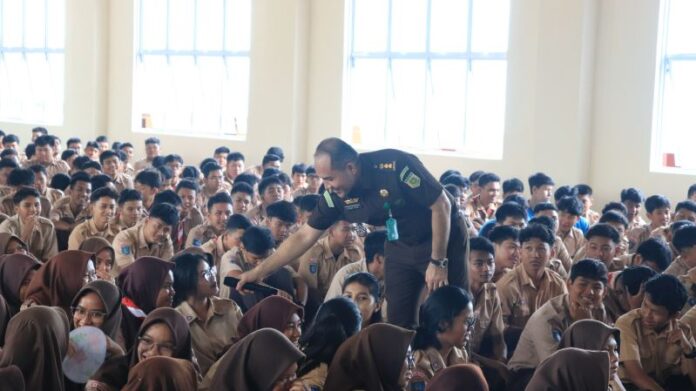 Jaksa Masuk Sekolah- Kejati Kepri Ajak Pelajar Jauhi Narkoba dan Bullying di Tanjungpinang Jaksa Masuk Sekolah: Kejati Kepri Ajak Pelajar Jauhi Narkoba dan Bullying di Tanjungpinang