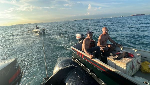 Kapal Dihantam Gelombang di Perairan Batu Berhenti Batam, Tiga Nelayan Berhasil Di Evakuasi Bakamla Kapal Dihantam Gelombang di Perairan Batu Berhenti Batam, Tiga Nelayan Berhasil Di Evakuasi Bakamla