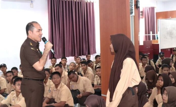Penkum Kejati Kepri Kampanye Anti Korupsi di SMKN 5 Batam, Tanamkan Nilai Integritas pada Generasi Muda