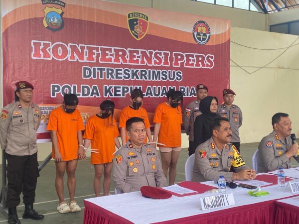 Promosikan Situs Judi Online di Instagram, Empat Waria Ditangkap Polda Kepri Promosikan Situs Judi Online di Instagram, Empat Waria Ditangkap Polda Kepri