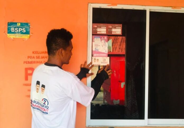 Semangat Perubahan Landa Penyengat, Warga Antusias Tempel Stiker Rudi-Rafiq di Pintu Rumah