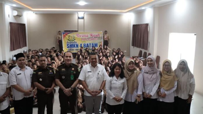 Sosialisasikan Bahaya NAPZA dan Bullying, Tim Jaksa Masuk Sekolah Kejati Kepri Hadir di SMKN 4 Batam