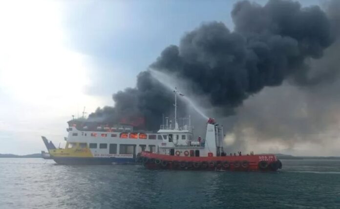 TNI AL Evakuasi 12 ABK Kapal Roro KMP Tandeman yang Terbakar di Perairan Punggur: Begini Kronologinya