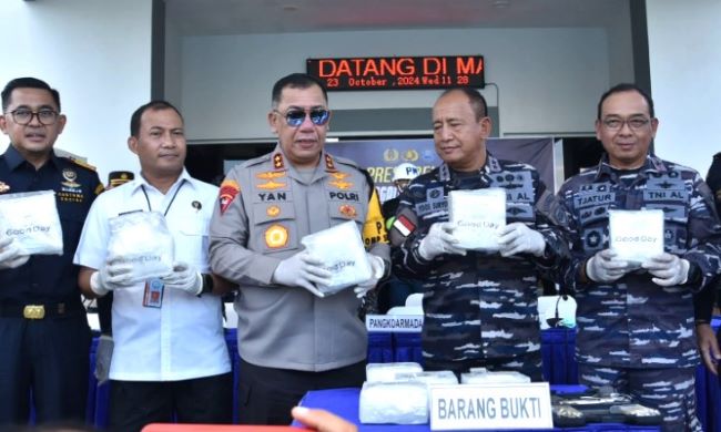 TNI AL Gagalkan Penyelundupan 10 Kilogram Sabu dan Senjata Api di Perairan Pulau Takong Iyu TNI AL Gagalkan Penyelundupan 10 Kilogram Sabu dan Senjata Api di Perairan Pulau Takong Iyu