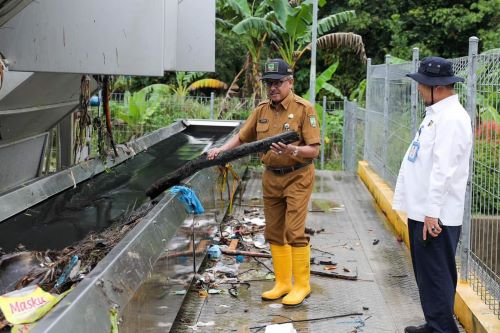 jefridin temukan batang kayu di drainase Pemko Batam Siapkan Stasiun Pompa Banjir Senilai Rp 20 Miliar untuk Atasi Banjir di Kota