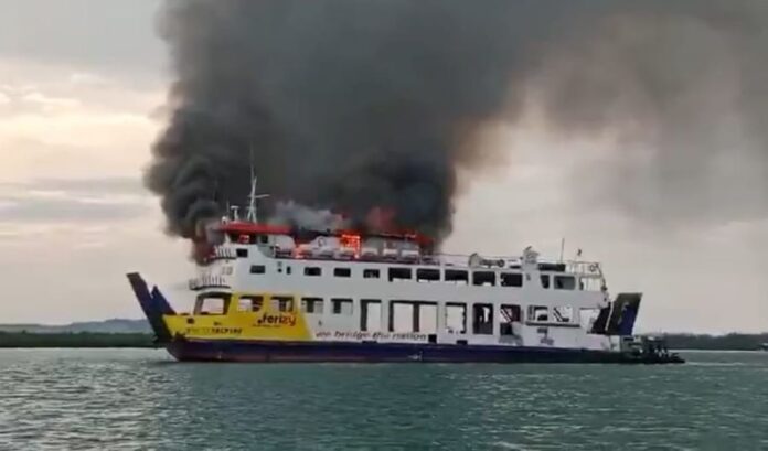 kapal roro terbakar di punggur Kapal Roro KMP Tandeman Terbakar Hebat di Perairan Punggur, Batam: Tidak Ada Korban