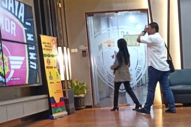 mantan sekjen pwi diperiksa polisi Diduga Gelapkan Dana Rp1,77 Miliar, Mantan Sekjen PWI Sayid Iskandarsyah Jalani Pemeriksaan di Polda Metro Jaya