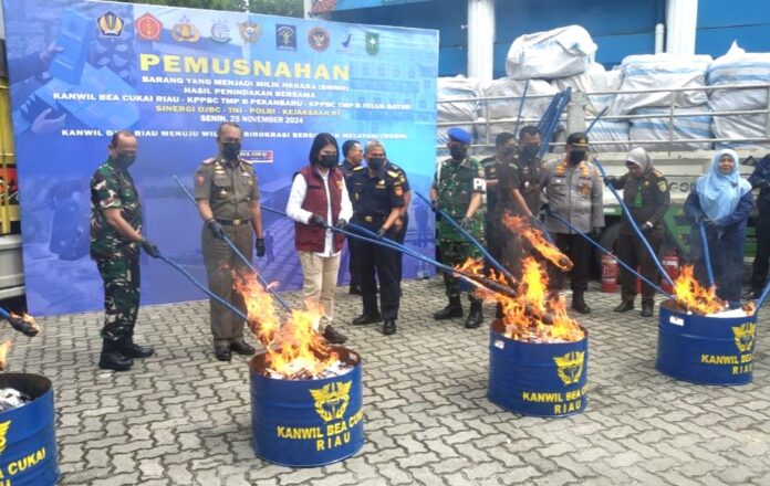 Bea Cukai Riau Musnahkan 35 Juta Batang Rokok Tanpa Cukai, Kerugian Negara Rp 30 Miliar Bea Cukai Riau Musnahkan 35 Juta Batang Rokok Tanpa Cukai dan Barang Ilegal Senilai Rp 44 Miliar