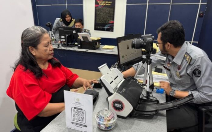 Kuota Paspor Biasa di Batam Penuh, Imigrasi Dorong Penggunaan Paspor Elektronik Pengurusan Paspor Biasa di Imigrasi Batam Penuh hingga Desember, Warga Didorong Beralih ke Paspor Elektronik