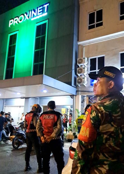 Money Politic di Batam- Dua Wanita Diamankan, Polisi dan Bawaslu Hanya Jaga Lokasi Money Politic di Batam: Dua Wanita Diamankan, Polisi dan Bawaslu Hanya Jaga Lokasi
