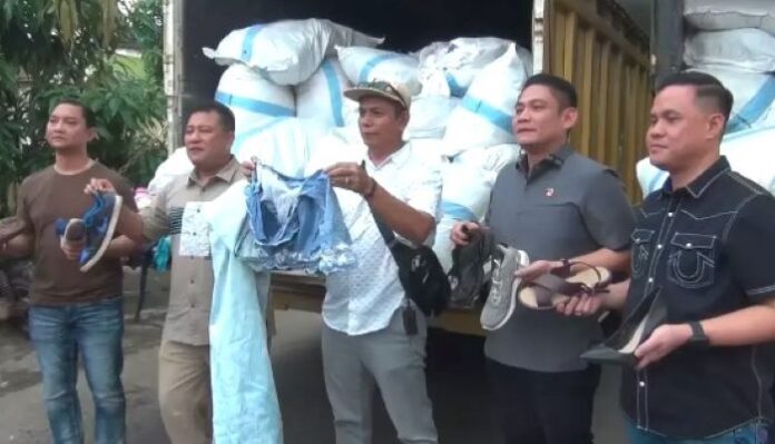 Polda Riau Gerebek Rumah Mewah di Batam, Temukan Ratusan Karung Barang Bekas Selundupan Polda Riau Gerebek Rumah Mewah di Batam, Temukan Ratusan Karung Barang Bekas Selundupan
