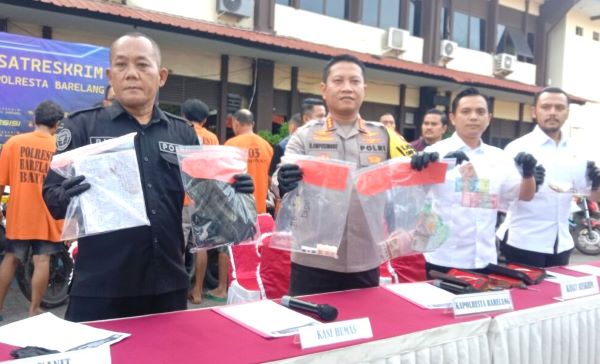 Polresta Barelang Ungkap Kasus Judi Sabung Ayam dan Dadu Goncang, 7 Pelaku Ditangkap Polresta Barelang Ungkap Kasus Judi Sabung Ayam dan Dadu Goncang, 7 Pelaku Ditangkap