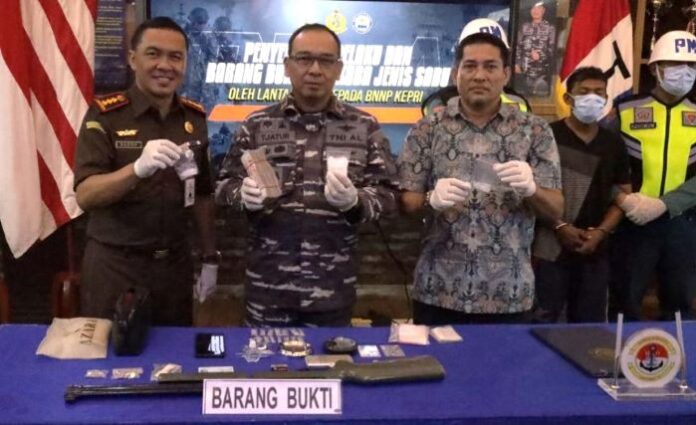 Tim F1QR Lantamal IV Batam Tangkap Pengedar Narkoba di Perairan Pulau Keban Tim F1QR Lantamal IV Batam Tangkap Pengedar Narkoba di Perairan Pulau Keban