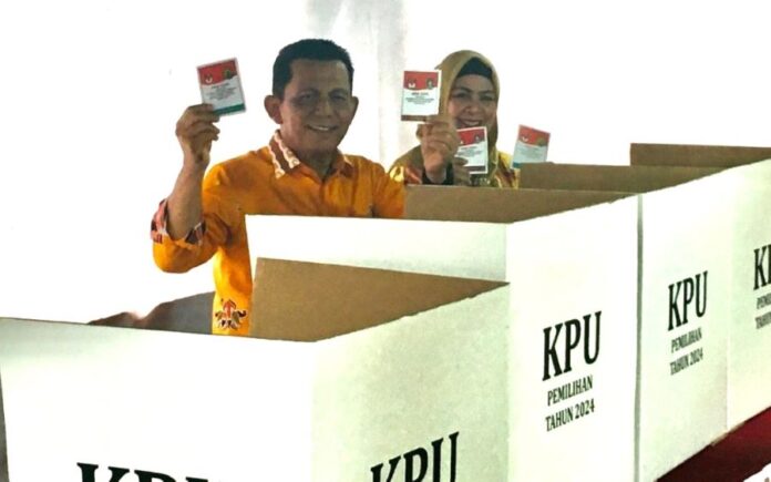 Ansar Ahmad dan Istri Coblos di TPS 14, Ajak Masyarakat Kepri Gunakan Hak Pilih