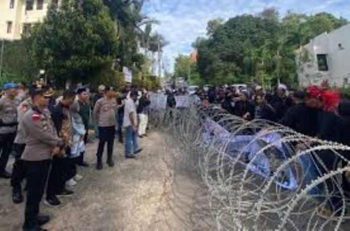 Aksi Unjuk Rasa di Kantor KPU Batam, Tuntut Pemungutan Suara Ulang Pilkada 2024 Aksi Unjuk Rasa di Kantor KPU Batam, Tuntut Pemungutan Suara Ulang Pilkada 2024
