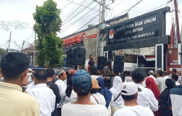 Aliansi Masyarakat Peduli Pilkada Jujur Medan Tuntut Pemungutan Suara Ulang Aliansi Masyarakat Peduli Pilkada Jujur Medan Tuntut Pemungutan Suara Ulang