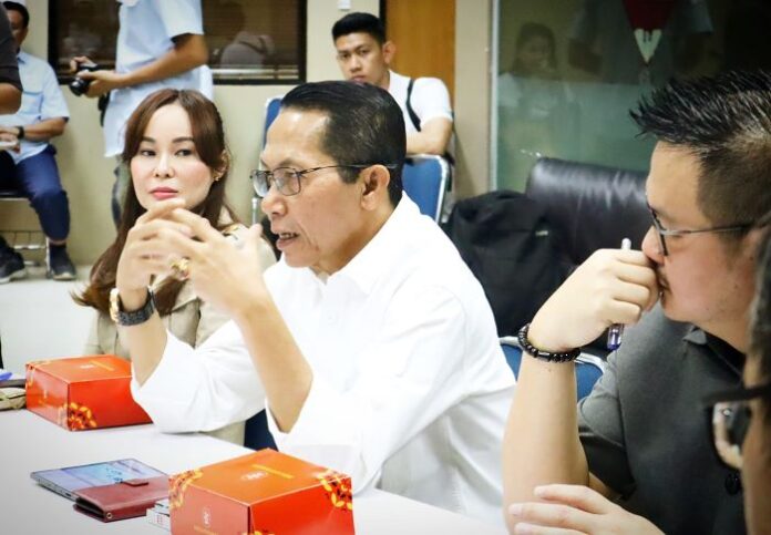 Amsakar Achmad dan Li Claudia Bahas Solusi Air Bersih Batam Bersama PT ABH Amsakar Achmad dan Li Claudia Bahas Solusi Air Bersih Batam Bersama PT ABH
