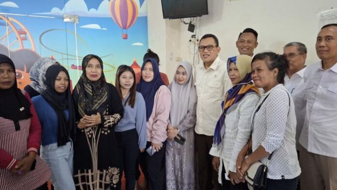 Menteri P2MI Abdul Kadir Karding Temui 21 Korban Penipuan di Batam