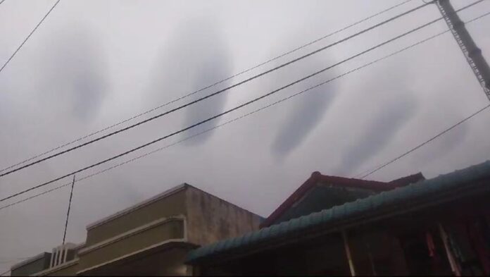 Awan Berbentuk Ruas Jari Muncul di Langit Batam, BMKG: Fenomena Biasa