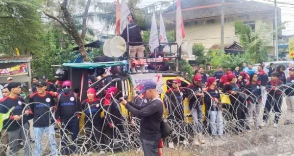 demo buruh batam Ratusan Buruh Gelar Aksi di Kantor Disnaker Batam Tuntut Kenaikan Upah 2025