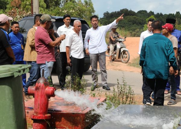muhammad rudi temui warga demo air Rudi Turun ke Lokasi Demo Warga Teluk Mata Ikan, Pastikan Air Bersih Mengalir