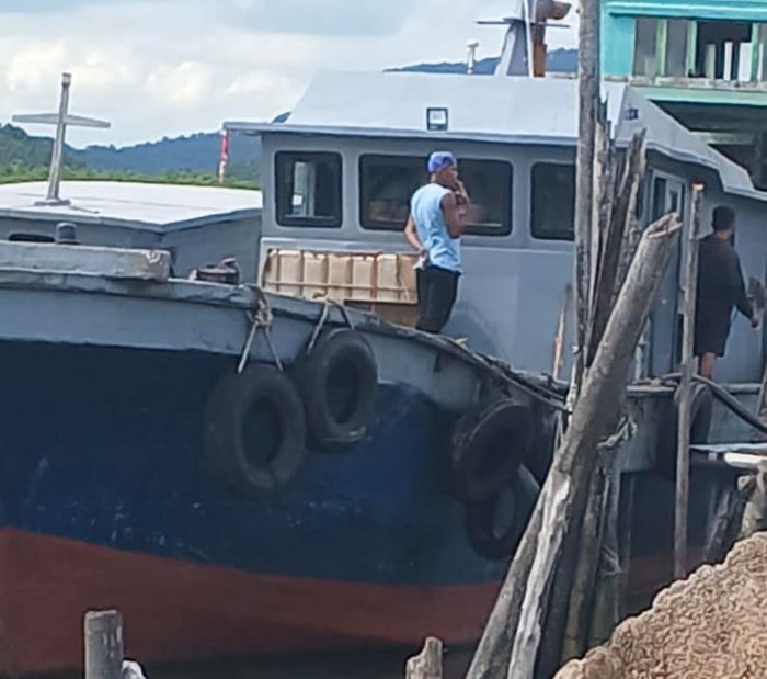 Kegiatan bongkar muat minyak solar hasil kencingan di laut