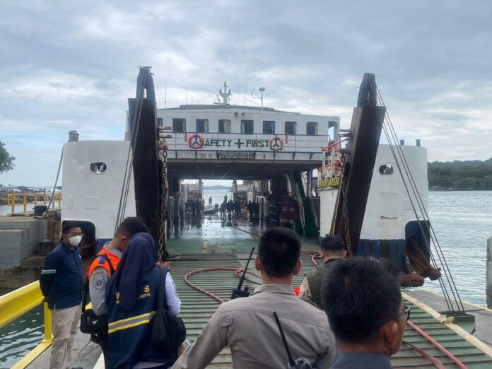 polda kepri ikut turun bergabung bantu padamkan api kmp mulia Sigap Tanggapi Kebakaran KMP Mulia Nusantara, Polda Kepri dan Tim Gabungan Berhasil Padamkan Api