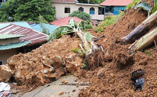 Bencana Longsor Landa Kampung Seraya dan Sengkuang Batam, Puluhan Sepeda Motor dan Rumah Warga Rusak Bencana Longsor Landa Kampung Seraya dan Sengkuang Batam, Puluhan Sepeda Motor dan Rumah Warga Rusak