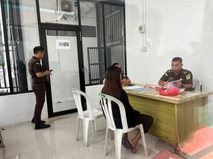 Ibu Aniaya Anak dengan Rantai, Menangis Saat Diserahkan ke Jaksa