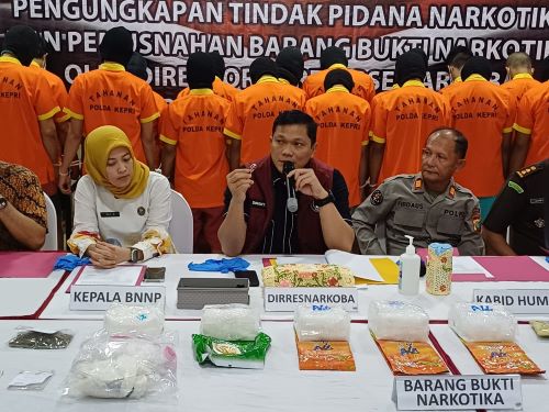 Polda Kepri Bongkar Peredaran 170 Liquid Vape Mengandung Obat Keras di Batam (2) Polda Kepri Bongkar Peredaran 170 Liquid Vape Mengandung Obat Keras di Batam