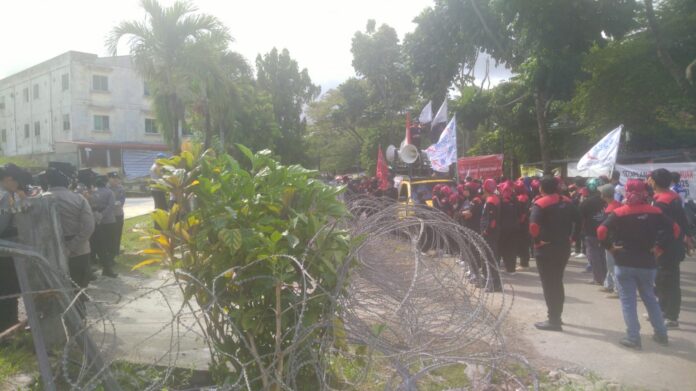 demo buruh tuntut umsk batam-senin 6 januari-telegrap UMK Sektoral Tak Kunjung Disahkan, Buruh Batam Kepung Disnaker dengan Aksi Orasi