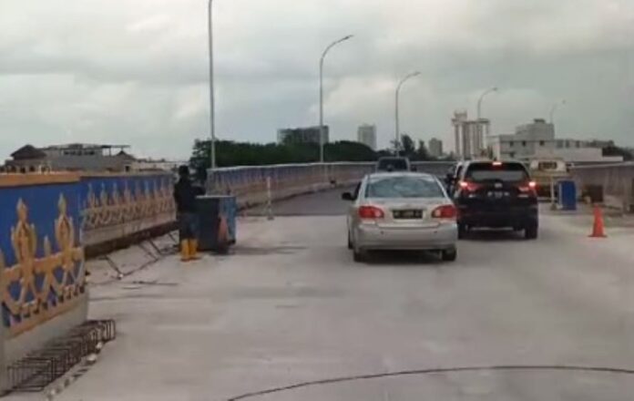 Flyover Laksamana Ladi Berdebu, Minim Rambu, Kendaraan Berat Tetap Melintas