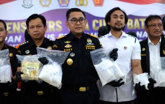 kepala bea cukai batam dengan barang bukti sindikat narkoba Operasi Gabungan Bea Cukai dan Polri Bongkar Sindikat Narkoba di Batam, 10,9 Kg Sabu Diamankan
