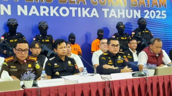 IRT Asal Karimun Ditangkap di Bandara Hang Nadim, Batam, Kedapatan Bawa 505 Gram Sabu (2) IRT Asal Karimun Ditangkap di Bandara Hang Nadim, Batam, Kedapatan Bawa 505 Gram Sabu