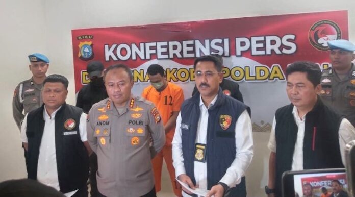 Polda Riau Gagalkan Peredaran 14,32 Kg Sabu di Pekanbaru, Kurir Ditangkap, Bandar Masih Diburu (2) Polda Riau Gagalkan Peredaran 14,32 Kg Sabu di Pekanbaru, Kurir Ditangkap, Bandar Masih Diburu