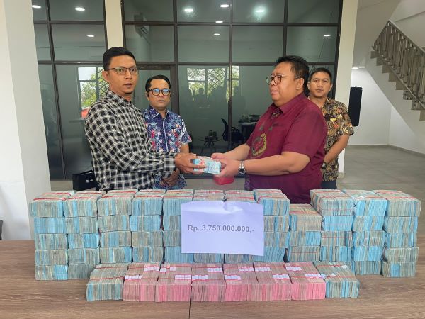 pengembalian kerugian negara oleh kejati Kejati Kepri Terima Dua Mantan Pejabat BP Batam Jadi Tersangka Kasus Korupsi PNBP Pelabuhan Batam, Kerugian Negara Capai Rp14 Miliar