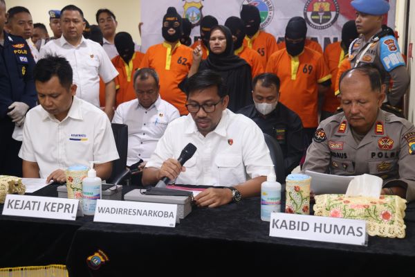 wadir narkoba polda kepri ekspose narkoba Ditresnarkoba Polda Kepri Ungkap 53 Kasus Narkotika, Amankan 65 Tersangka dan 14,6 Kg Sabu