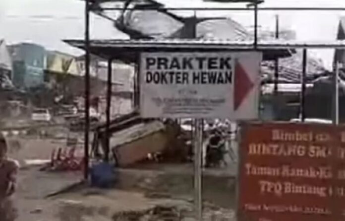Angin Puting Beliung Terjang Tiban Indah Batam, Atap Bangunan dan Papan Reklame Rusak
