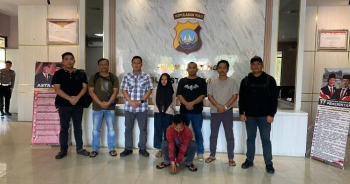 Dikira Hilang, Pelajar SMK Agam Ternyata Dibawa Kabur ke Batam (2) Dikira Hilang, Pelajar SMK Agam Ternyata Dibawa Kabur ke Batam