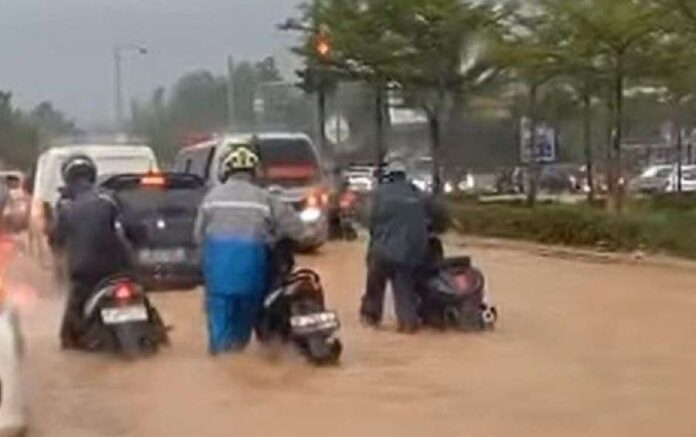 Hujan Deras Guyur Batam, Banjir Lumpuhkan Lalu Lintas di Sejumlah Titik