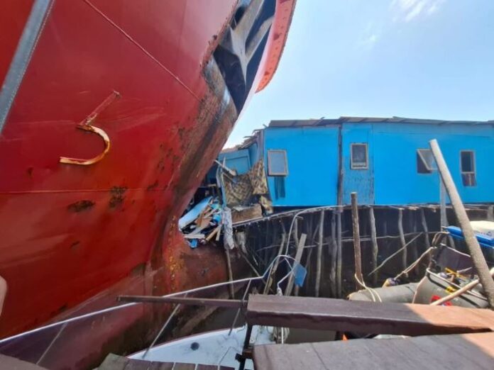 Kapal Tanker WM Natuna Hilang Kendali, Tabrak Pos Polisi dan Rumah di Telaga Punggur (2) Kapal Tanker WM Natuna Hilang Kendali, Tabrak Pos Polisi dan Rumah di Telaga Punggur