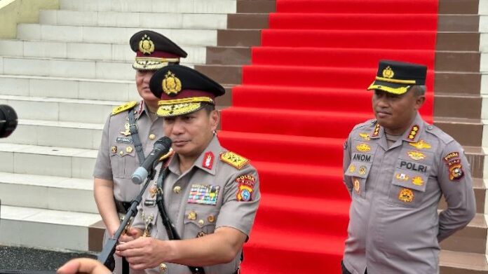 Kapolda Riau Tegur Kasat Lantas Polresta Pekanbaru karena Kemacetan di Depan Polda Riau (2) Kapolda Riau Tegur Kasat Lantas Polresta Pekanbaru karena Kemacetan di Depan Polda Riau