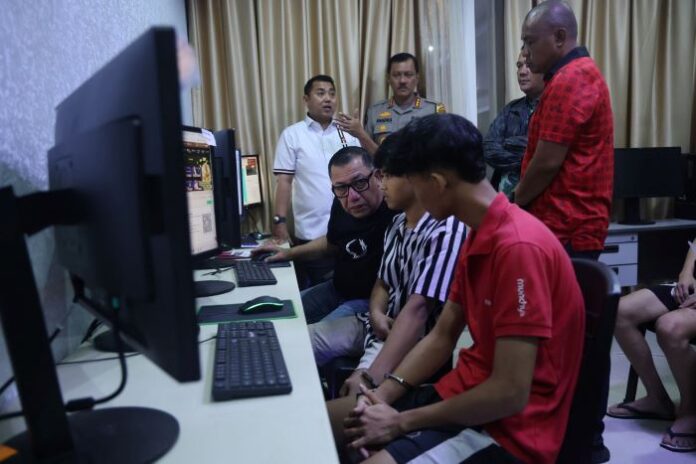 Kejari Batam Terima Pelimpahan Kasus Perjudian Online di Apartemen Aston, 10 Tersangka Diserahkan ke Jaksa Kejari Batam Terima Pelimpahan Kasus Perjudian Online di Apartemen Aston, 10 Tersangka Diserahkan ke Jaksa