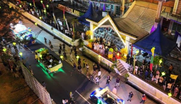 Pawai Takbir Idul Fitri 1446 H di Bintan Meriah, Bupati Roby Kurniawan Lepas Puluhan Kendaraan Hias (3) Pawai Takbir Idul Fitri 1446 H di Bintan Meriah, Bupati Roby Kurniawan Lepas Puluhan Kendaraan Hias