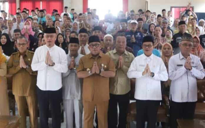 Pemko Tanjungpinang Serahkan Bingkisan Lebaran dan Insentif untuk Ketua RT/RW